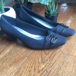 LIFE STRIDE: Navy blue kitten heels with buckles